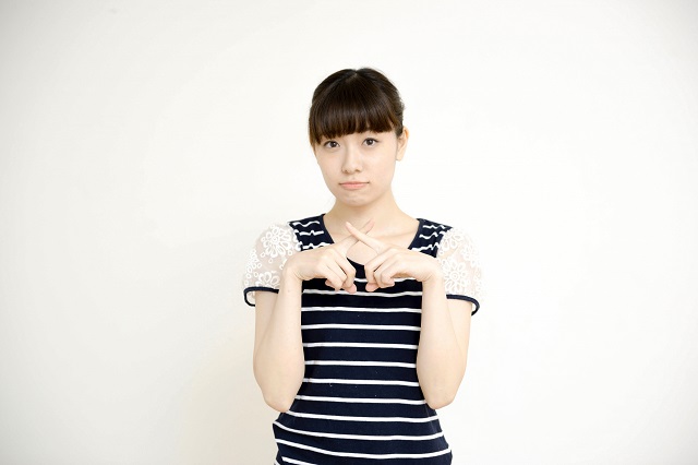 ばつ印をする女性