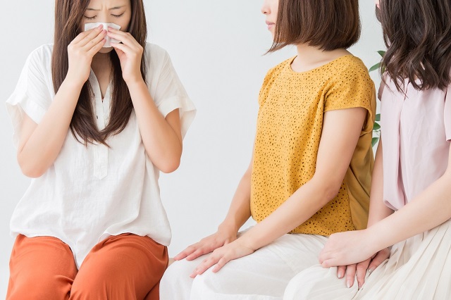 悩みを友達2人に話す女性