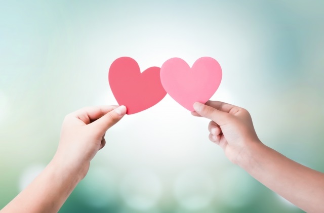 ハートを投げ合う手と手