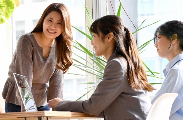 女性3人が働いている様子