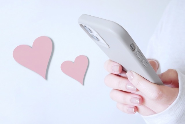 スマホからハートが出ている様子