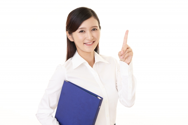 女性がファイルを持ちポイントを指摘している様子