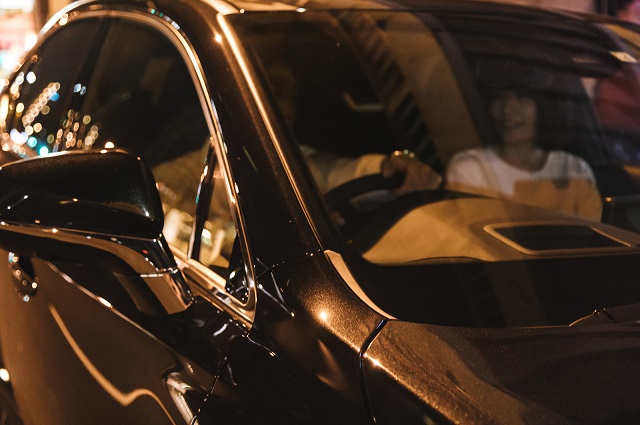 夜ドライブする男女