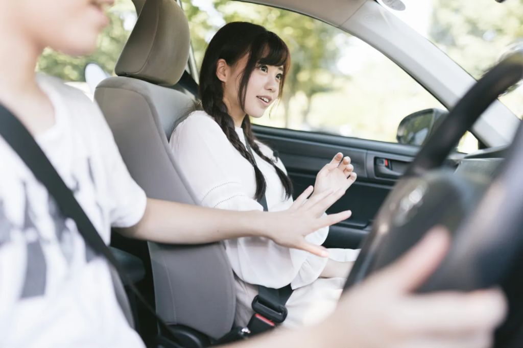 車内で女性に手を出そうとする男性