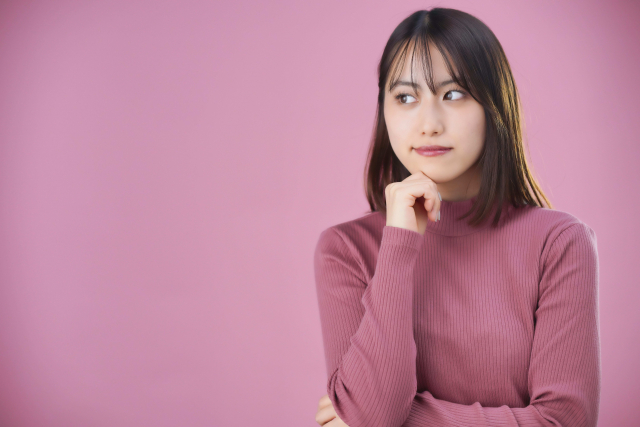 悩む女性