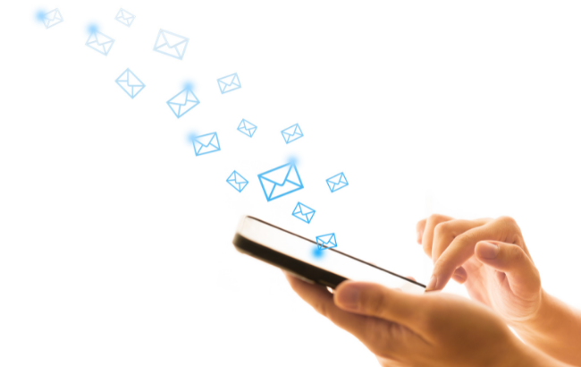 実は「好き」のサイン！？シャイで人見知りの人が好きなお相手に取りそうな3つの態度